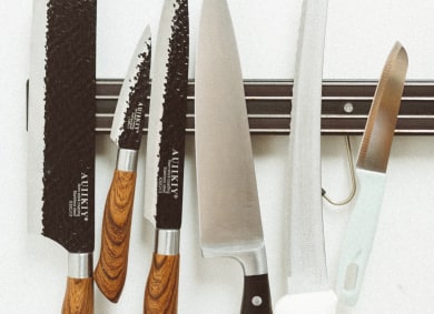 cuchillos o similares, las cuales son catalogados como armas